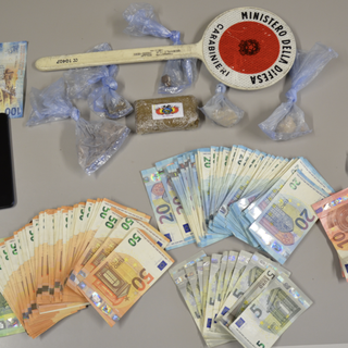 Spaccio nei boschi dell'Alto Varesotto, blitz dei carabinieri: due stranieri trovati con droga e 5.000 euro e arrestati dai carabinieri Spaccio nei boschi dell'Alto Varesotto, blitz dei carabinieri: due stranieri trovati con droga e 5.000 euro e arrestati dai carabinieri