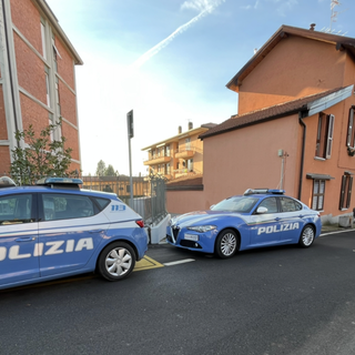 Le Volanti della polizia in via Adamello