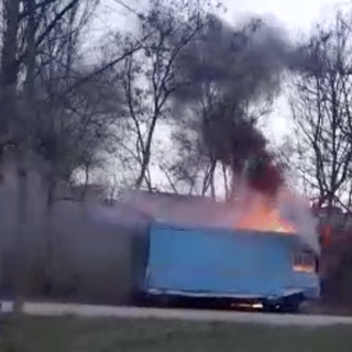 Varese, in fiamme il furgone dei panini del piazzale del cimitero di Belforte