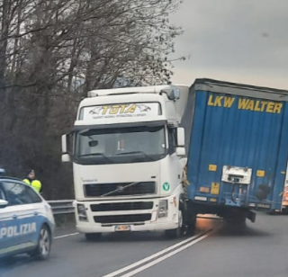 Buguggiate, Tir perde il rimorchio: traffico in tilt lungo la Provinciale 1 Buguggiate, Tir perde il rimorchio: traffico in tilt lungo la Provinciale 1