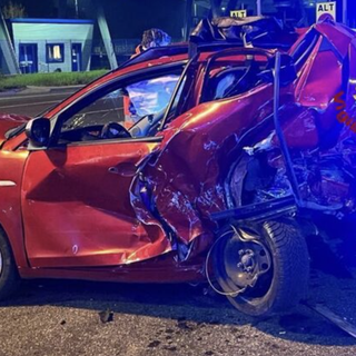 L'auto delle due donne distrutta dall'impatto in una delle foto diffuse dai vigili del fuoco