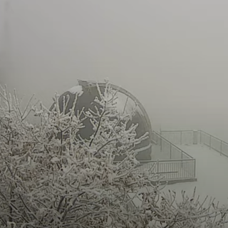 La neve questa mattina al Campo dei Fiori (foto dalla webcam del Centro Geofisico Prealpino)