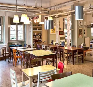 Il Twiggy non riaprirà, l'appello dei residenti di via De Cristoforis: «Al suo posto non un altro locale notturno»
