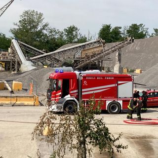 FOTO. Incendio alla cava Holcim di Gorla Minore: vigili del fuoco in azione