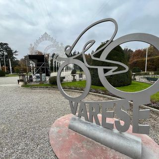 FOTO. I Giardini Estensi come non li avete mai visti: ecco come il parco si sta trasformando in una cattedrale di luci e magia natalizia
