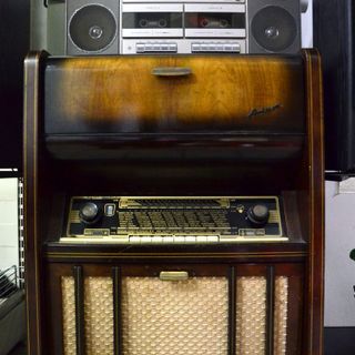 In via Sanvito il benzinaio melomane trasforma il distributore in un museo della musica: «Una passione di famiglia»