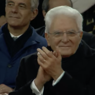 Il Presidente Mattarella al Palaghiaccio. Sotto: l'auto presidenziale imbocca via Ravasi: Mattarella è a Varese