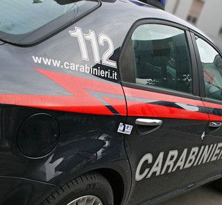 Va al bar e lascia la figlia di tre anni sola in casa: denunciata mamma di Verbania