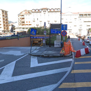 Via Spinelli chiusa per mettere in sicurezza l'ex Caserma e l'autosilo fa causa al Comune
