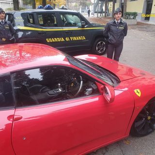 VIDEO. Trasforma artigianalmente la sua auto in una Ferrari: denunciato dalla Finanza