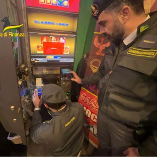 VIDEO. Malpensa, droga pagata in cryptovaluta: la Guardia di Finanza arresta un uomo e sequestra due chili di marijuana