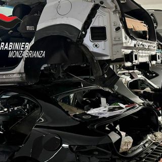 Scoperto in Brianza il capannone delle auto rubate: un uomo in manette