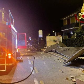 Brianza: auto esce di strada e abbatte la pensilina di cemento degli autobus