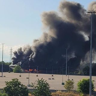 Alta colonna di fumo nero su Caronno e Saronno: ecco cosa è successo