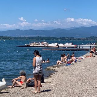 Lago balneabile, un mese dopo tuffi promossi: «Qualità dell'acqua, parametri sempre ok»