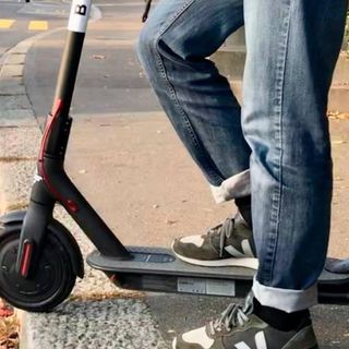 In fuga con il monopattino rubato: inseguito e catturato