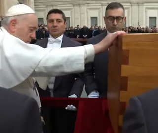 L'ultimo saluto al Pontefice emerito Ratzinger. Papa Bergoglio: «Che la tua gioia sia perfetta»