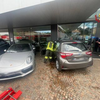 Varese, esce di strada e finisce contro la vetrina della concessionaria Porsche di via Sanvito