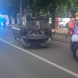FOTO. Si ribalta con l'auto in mezzo alla strada: attimi di paura a Saronno