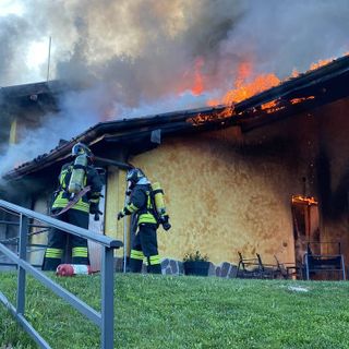 FOTO e VIDEO. Mattinata di fuoco a Cunardo: villetta distrutta dalle fiamme
