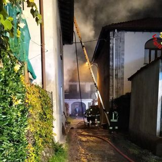 FOTO. Fiamme a Castronno, a fuoco abitazione e legnaia