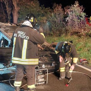 FOTO. Scontro sulla Provinciale del lago Maggiore: auto si ribalta dopo lo schianto, automobilista estratto dai vigili del fuoco