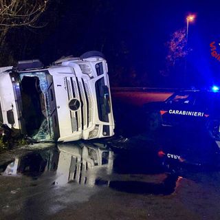 FOTO. Caravate, Tir si ribalta alla rotonda: soccorso il conducente e operazioni di rimozione in corso FOTO. Caravate, Tir si ribalta alla rotonda: soccorso il conducente e operazioni di rimozione in corso