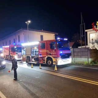 FOTO. Incendio in una ditta di lavorazione del metallo, intervento dei vigili del fuoco a Gavirate FOTO. Incendio in una ditta di lavorazione del metallo, intervento dei vigili del fuoco a Gavirate