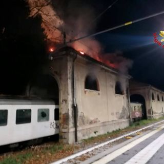 FOTO. In fiamme gli ex magazzini doganali della stazione di Luino: notte di lavoro per i vigili del fuoco