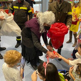 FOTO E VIDEO. La Befana arriva all'ospedale Del Ponte con l'autoscala dei vigili del fuoco