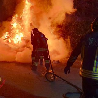 FOTO. Auto in fiamme nella notte a Bodio Lomnago: incendio spento dai vigili del fuoco