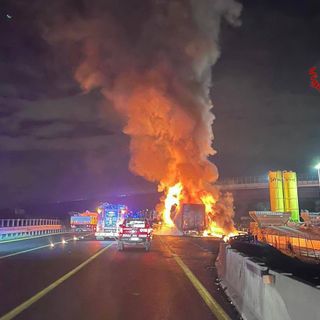 FOTO. Fuoco sull'Autolaghi a Origgio: camion divorato dalle fiamme