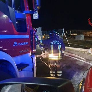 FOTO. Perde il controllo dell'auto e finisce in bilico sulla ferrovia: per recuperarlo servono i vigili del fuoco