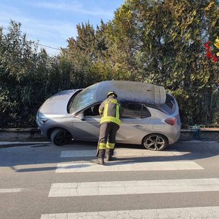 FOTO. Sbanda con l'auto e abbatte la recinzione di una casa: paura a Luino
