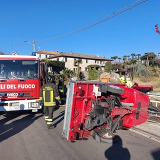 FOTO. Ape si ribalta lungo la Provinciale 69 a Castelveccana: in volo l'elisoccorso
