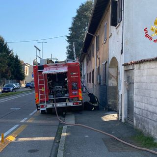 FOTO. Fiamme a Gallarate: vigili del fuoco al lavoro in via Milano