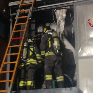 Solbiate Arno, brucia macchinario in ditta: vigili del fuoco in azione. Soccorse sette persone