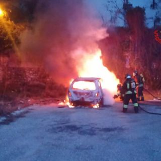 FOTO. Incendio all'alba a Gemonio: due auto distrutte dalle fiamme