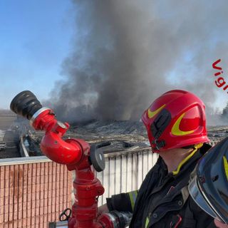 FOTO. Maxi incendio nel Comasco: nube nera di fumo visibile da lontano