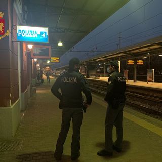 Era ricercato, lo scoprono sul treno a Gallarate: arrestato e portato in carcere