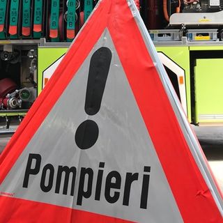 Auto distrutta dalle fiamme in autostrada in Canton Ticino: attimi di paura e pesanti disagi al traffico
