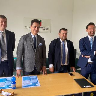 Pietro Zappamiglio (a sinistra) e Simone Longhini (a destra), possibili sfidanti al congresso. In mezzo, secondo da destra, Alessandro Sorte, coordinatore regionale di FI e il suo vice Giuseppe Taldone