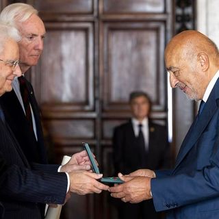 Franco Goglio premiato dal presidente della Repubblica Sergio Mattarella (foto dalla pagina Facebook della Goglio)