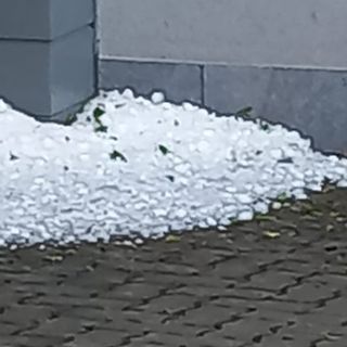 Maltempo, feriti nel Bresciano e nella Bergamasca: due operai colpiti da finestre divelte dal temporale, un'auto travolta da un albero sradicato dal vento