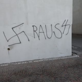 FOTO. Gavirate, atti vandalici e scritte nazifasciste in alcune vie del paese