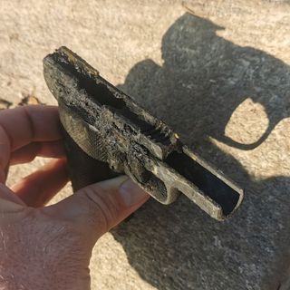 La pistola ritrovata nelle acque del lago di Varese dal pescatore &quot;magnetico&quot; Marco Gaspari