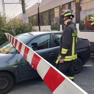 Gazzada, auto incastrata al passaggio a livello urtata dal treno in arrivo