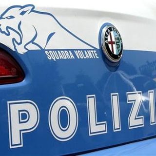 Tentano due furti e vengono presi: reagiscono a calci e sputi contro la polizia