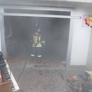 VIDEO E FOTO. Incendio in un box a Gerenzano, l'intervento dei vigili del fuoco