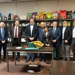 Il ministro Giorgetti in visita alla Goglio in una foto tratta dalla pagina Facebook dell'azienda di Daverio